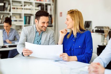 Proje üzerinde Office birlikte çalışma arkadaşları