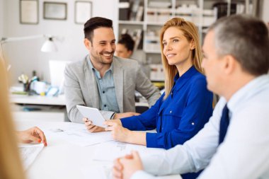 Ofiste çalışan iş adamları