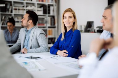 Başarılı genç ceo işkadını çalışanı ile çalışma