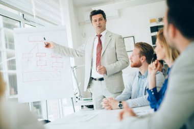 Ders ve beyaz yakalı arkadaşları için iş ofiste eğitim