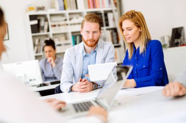 Toplantı ve modern ofiste beyin fırtınası iş