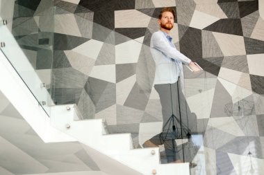 Merdivenlerden dinamik bir hayat yaşayan işadamı