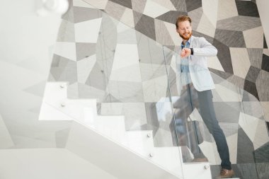 Eldeki güncel kalmak için tablet ve telefon sürekli sahip iş adamı