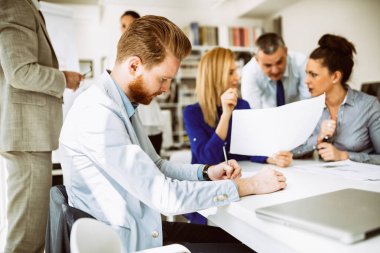 İş insanlar toplantı ve meşgul gün ofiste