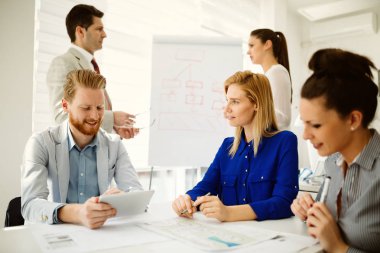 İş insanlar toplantı ve meşgul gün ofiste