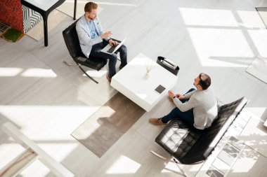 Ofis lobisinde fikirleri tartışmak iş adamları