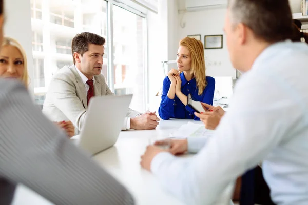 Empresarios Arquitectos Discuten Planes Futuros —  Fotos de Stock