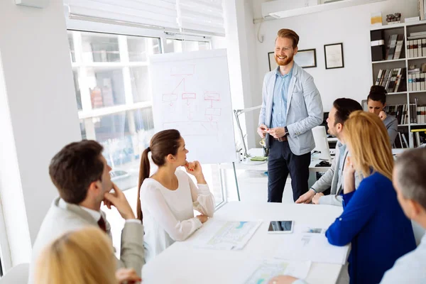 Succesvolle Jonge Zakenpartners Brainstormen Kantoor — Stockfoto