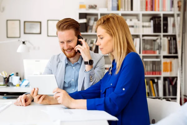 Empresários Que Trabalham Escritório Colaboram — Fotografia de Stock