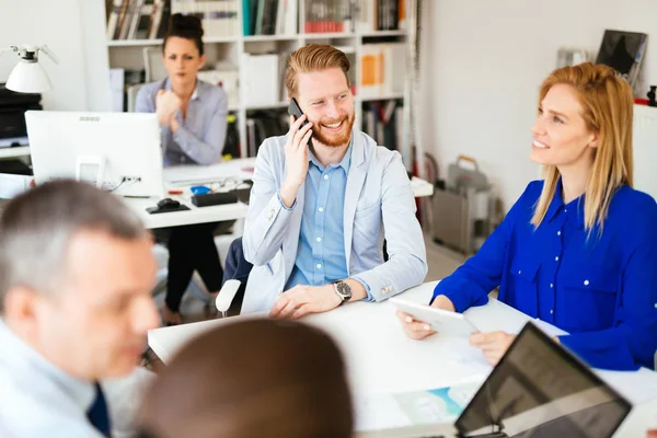 Compañeros Trabajo Negocios Equipo Oficina Blanca Moderna — Foto de Stock