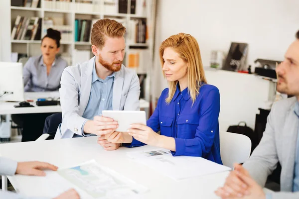 Upptagen Affärsmän Som Arbetar Moderna Kontors — Stockfoto