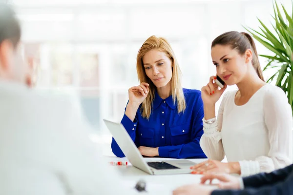 Mujeres Negocios Trabajando Oficina Ocupadas Con Las Actividades Diarias —  Fotos de Stock