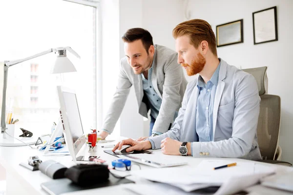 Kolegové Pracují Moderní Kanceláři Brainstorming — Stock fotografie