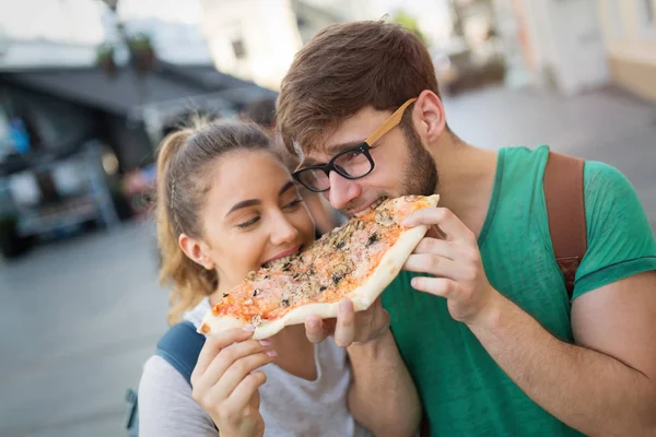 Ευτυχισμένο Ζευγάρι Στην Αγάπη Που Μοιράζονται Πίτσα Στην Οδό — Φωτογραφία Αρχείου