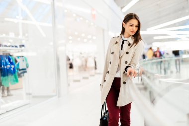 Sevimli genç işkadını poz güzel iyi giyinmiş