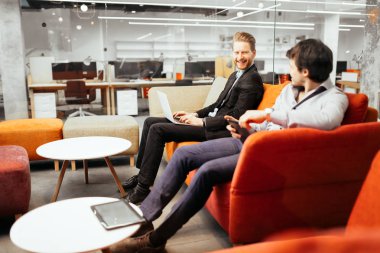 Aygıtlar ve dizüstü bilgisayarlar bakarken çalışma iş adamları