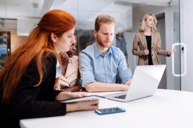 Grup çalışma office ve yeni fikirleri tartışmak iş adamları