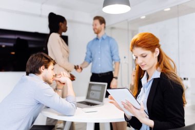 Personel yeni strateji tartışmaya iken kurulu toplantısı, tablet holding CEO'su şirketi