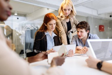 Yaratıcı iş adamları ve modern bir ofiste beyin fırtınası tasarımcıları