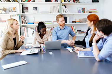 Modern ofisinde çalışan bir şeyler ve iş adamları