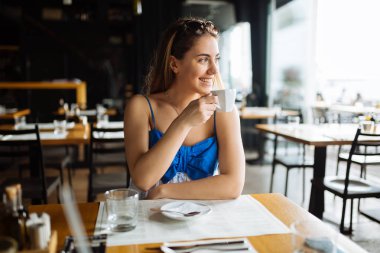 Güzel kadının sabah kahvesini