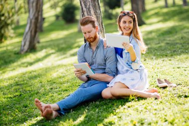 Eğitim ve parkta flört şirin üniversite öğrencileri