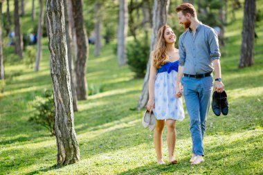 Parkta yürüyüşe yalınayak güzel Çift