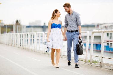 Güzel çift tr açık havada duygular