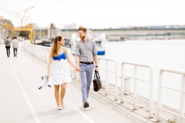 Mutlu çift nehir üzerinde açık havada yürüyüş