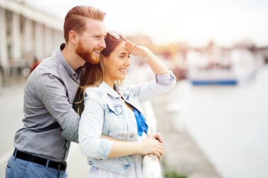 Güzel çift tr açık havada duygular