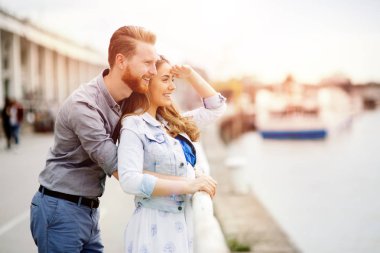 Birbirlerine aşık çiftler gün batımında duygularını paylaşıyorlar.