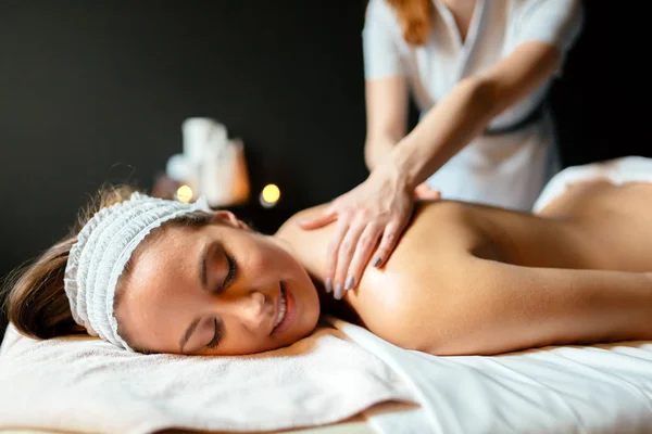 Mooie Jonge Vrouw Geniet Van Massage Verjongen — Stockfoto