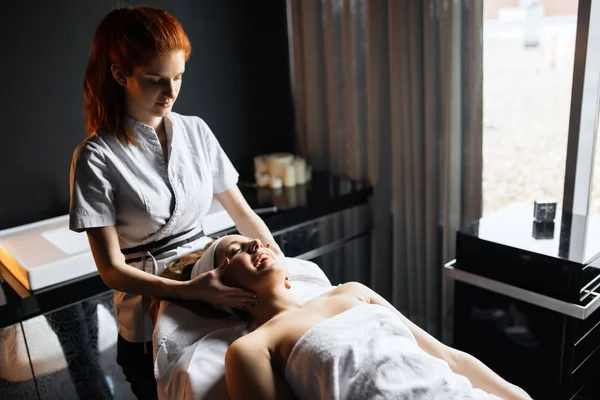 Beautiful Young Woman Enjoying Massage Rejuvenating — Stock Photo, Image