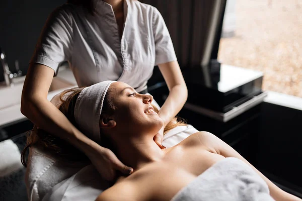 Beautiful Young Woman Enjoying Massage Rejuvenating — Stock Photo, Image