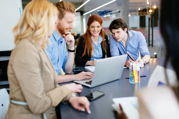 Forretningsfolk Samarbeider Kontor Arbeid Med Datamaskin – stockfoto