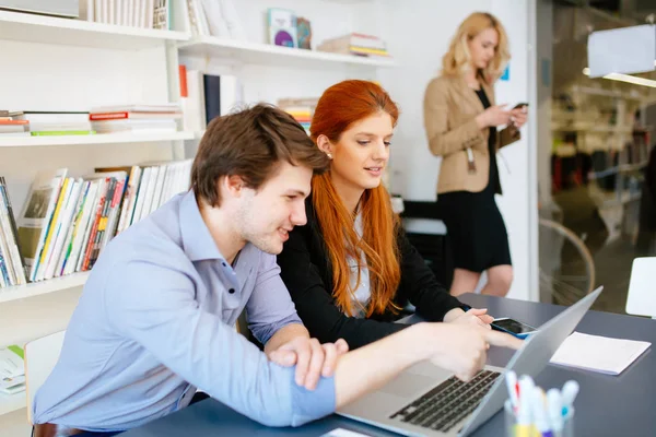 Business Medarbetare Consulting Office Hur Att Lösa Ett Problem Som — Stockfoto