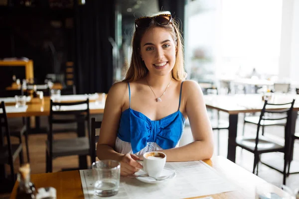 Mulher Bonita Jovem Bebendo Café Restaurante — Fotografia de Stock