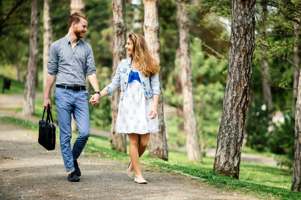 Bonito Casal Ligação Andando Parque — Fotografia de Stock