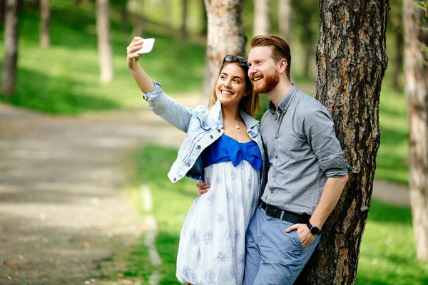 Beautiful Couple Love Taking Slefies Outdoors Park — Stock Photo, Image