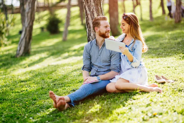Beautiful College Students Flirting Park While Studying — Stock Photo, Image