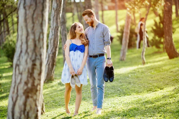 Romantický Roztomilý Mladý Pár Chůzi Naboso Lesní — Stock fotografie