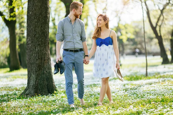ロマンチックなカップルは裸足の森を歩く — ストック写真