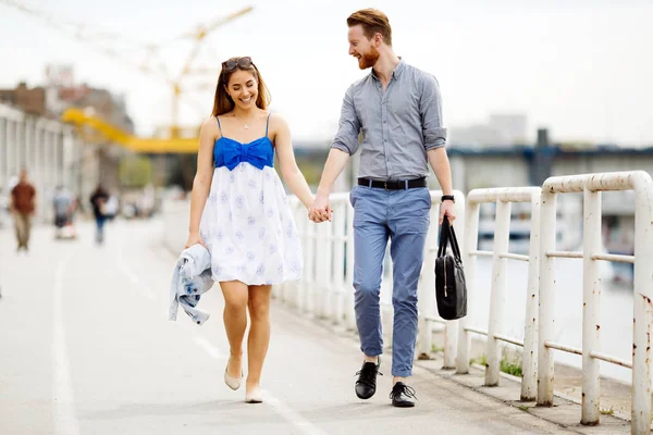 Casal Feliz Andando Livre Beira Rio — Fotografia de Stock