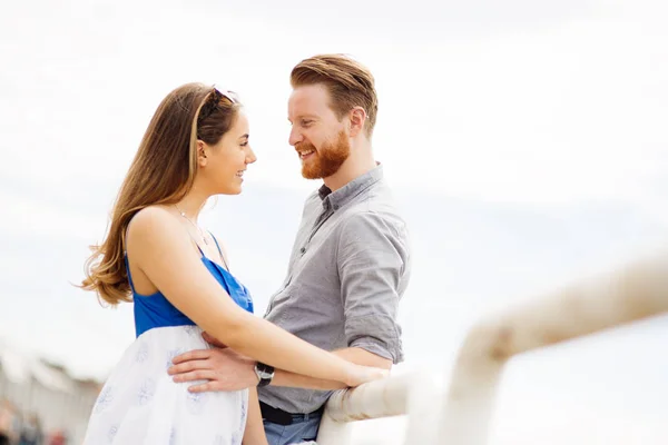 Bonito Casal Desfrutando Tempo Passado Juntos Livre — Fotografia de Stock