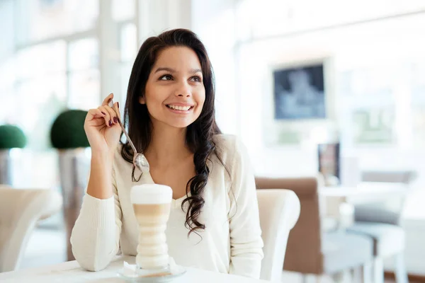 Portrait Une Belle Jeune Brune Café Buvant Café — Photo