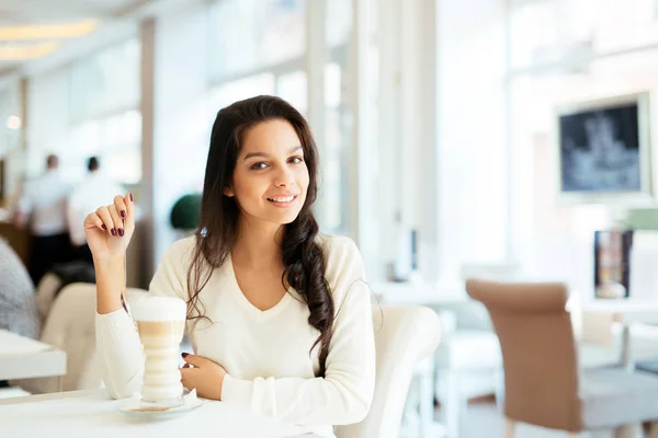 Ritratto Una Bella Giovane Bruna Nel Caffè Che Beve Caffè — Foto Stock