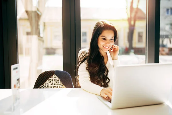 Beautiful Young Cute Brunette Using Notebook Cafe — Stock Photo, Image