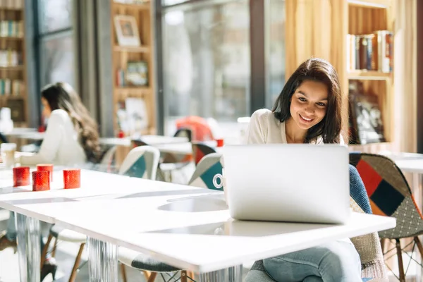 Schöne Brünette Mit Notizbuch Café — Stockfoto