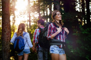 Ormanda yürüyüş insanlar