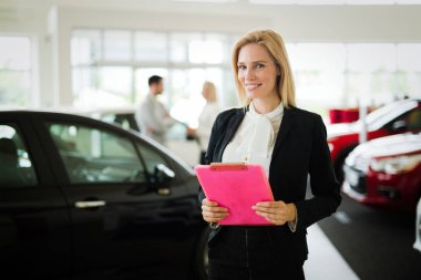 Genç güzel kadın araba satış danışmanı showroom çalışma